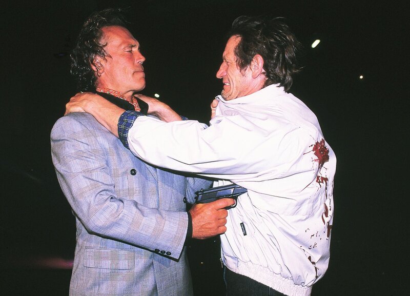 Dealer Avery (Peter Gavajda, l.) und V-Mann Helbich (Werner Lustig) treffen sich zu einer Kokain-Übergabe. Plötzlich wird Helbich von einem Schuss in den Rücken getroffen. Und Avery schießt ihm in den Bauch. – Bild: RTL