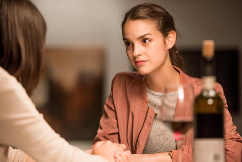 Emma (Luise Befort, r.) erzählt ihrer Mutter Christine (Alice Gruia) von ihren Plänen. – Bild: RTL /​ Martin Rottenkolber