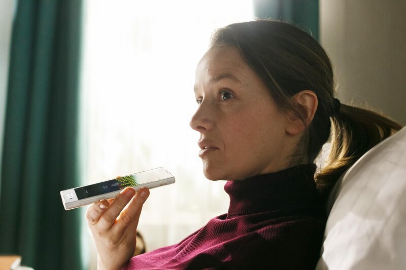 Jenny (Kaja Schmidt-Tychsen) plant heimlich, den Auftritt beim IKC für eine öffentliche Abrechnung mit ihrer Familie zu machen. – Bild: RTL /​ Kai Schulz