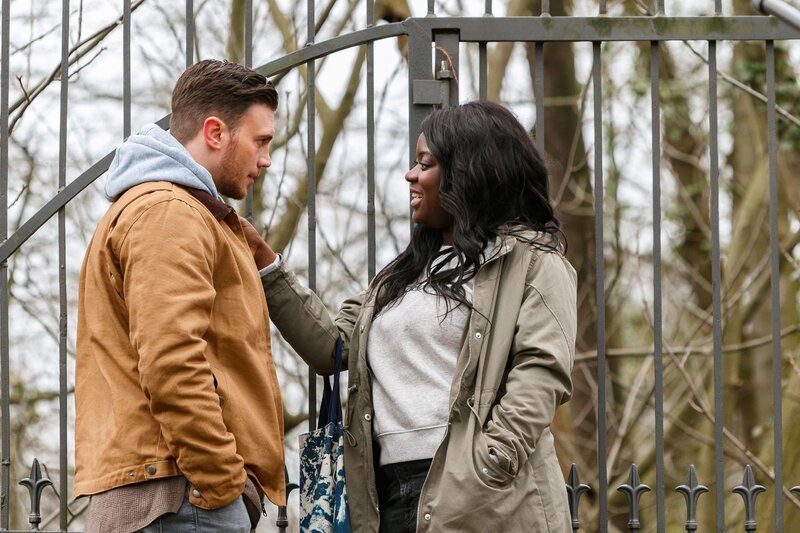 Ronny (Bela Klentze) wird von Rachel (Ludie Diekumpovisa) mit einem Kuss überrumpelt. – Bild: RTL /​ Kai Schulz