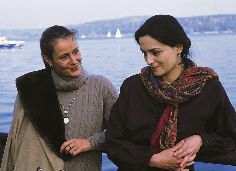 Staatsanwältin Glaser (Britta Schmeling, l.) unterhält sich mit Dr. Ruth Klinger (Martina Gedeck). – Bild: RTL Deutschland