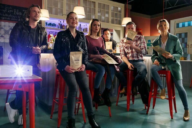 V.l.: Finn (Christopher Kohn), Ina (Franziska van der Heide), Lucie (Julia Wiedemann), Marian (Sam Eisenstein), Ingo (André Dietz) und Lena (Birte Glang) freuen sich für Ronny, als er ein Live-Video sendet. – Bild: RTL /​ Kai Schulz