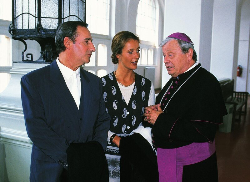 Oberstaatsanwalt Lotze (Henry van Lyck) und Staatsanwältin Glaser (Britta Schmeling) erhoffen sich Informationen von Bischof Clemens (Peter Schiff) zu dem Tod des Bauunternehmers Kretschmar. – Bild: RTL