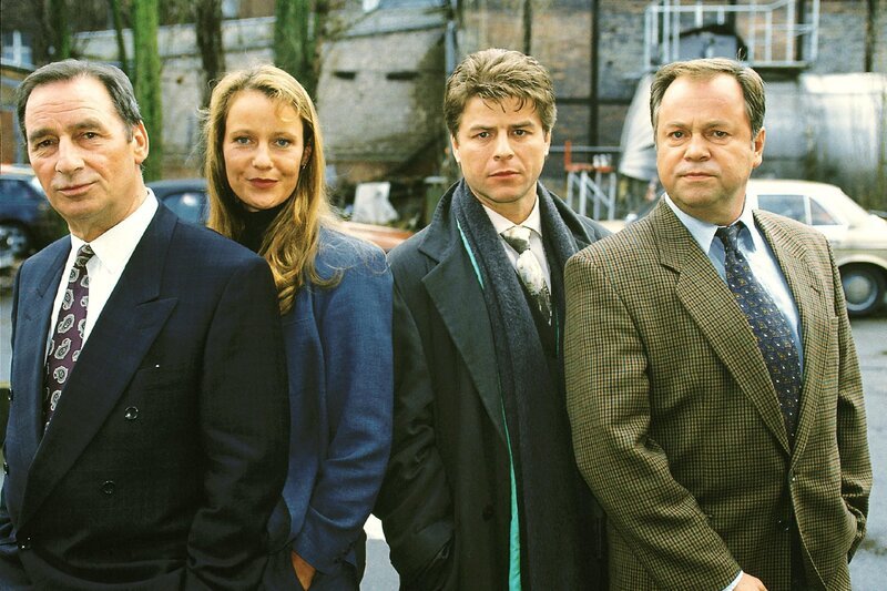 Henry van Lyck als Oberstaatsanwalt Gerhart Lotze, Britta Schmeling als Staatsanwältin Charlotte Glaser, Uwe Fellensiek als Kriminalkommissar Peter Wolniak und Wolfgang Bathke als Kriminalhauptkommissar Stefan Kehler (v.l.). – Bild: RTL