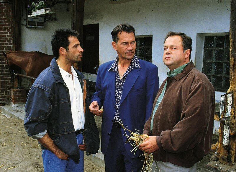 Kriminalhauptkommissar Kehler (Wolfgang Bahro, r.) und sein Kollege Eschenbach (Matthias Bullach, l.) befragen Dahlbeck, den Besitzer des Gewinnerpferdes „Glücksfee“, nach einem Mordfall auf dem Pferderennplatz. – Bild: RTL Deutschland