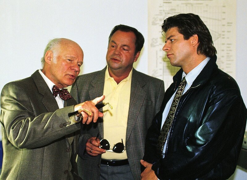 Dr. Rehberger (Ralf Wolter) hat als Sachverständiger wichtige Informationen für die beiden Kommissare Kehler (Wolfgang Bathke, M.) und Wolniak (Uwe Fellensiek, r.), die an einem aussergewöhnlichen Mordfall arbeiten. – Bild: RTL Deutschland