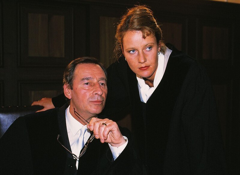 Oberstaatsanwalt Gerhart Lotze (Henry van Lyck) und Staatsanwältin Charlotte Glaser (Britta Schmeling) hören sich die Ausführungen der Verteidigung an. – Bild: RTL Deutschland