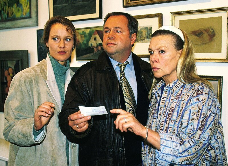 Staatsanwältin Glaser (Britta Schmeling) und Kommissar Kehler (Wolfgang Bathke) versuchen von der Hausmeisterin Erna Knoppe (Ingrid van Bergen, re.) etwas über den möglichen Tathergang zum Mord von Alfons Renier zu erfahren. – Bild: RTL Deutschland