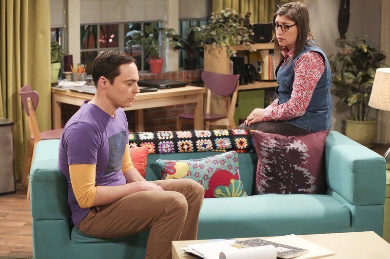 Amy (Mayim Bialik, r.) versucht, Sheldon (Jim Parsons, l.) zu trösten … – Bild: Warner Bros. Television