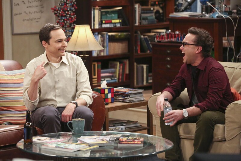 Während sich Sheldon (Jim Parsons, l.) und Leonard (Johnny Galecki, r.) auf den Weg nach Las Vegas machen, suchen Penny, Bernadette mit Amy nach dem perfekten Hochzeitskleid … – Bild: Warner Bros. Television