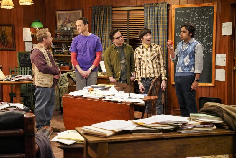 Sheldon (Jim Parsons, 2.v.l.) erhält vom zurückgezogen lebenden Wissenschaftler Dr. Wolcott (Peter MacNicol, l.) eine Einladung. Schließlich müssen Leonard (Johnny Galecki, M.), Howard (Simon Helberg) und Raj (Kunal Nayyar, r.) erkennen, dass der Wissenschaftler mehr als ein wenig verrückt ist … – Bild: Warner Bros. Television