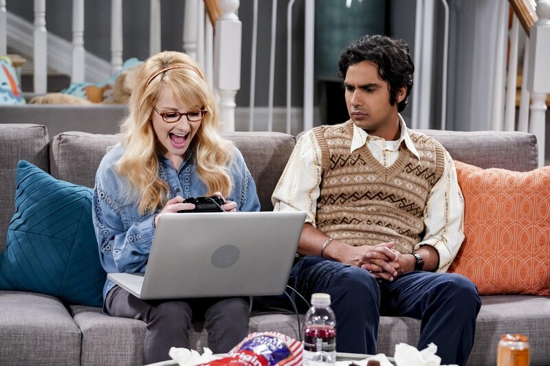 Bernadette (Melissa Rauch, l.); Raj (Kunal Nayyar, r.) – Bild: © 2018 CBS Broadcasting, Inc. All Rights Reserved /​ Sonja Flemming /​ Sonja Flemming