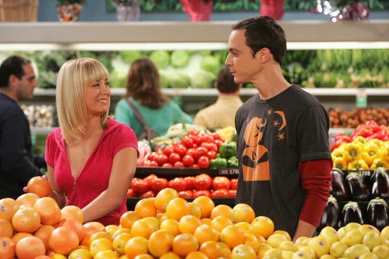 Als Sheldon (Jim Parsons, r.) für eins seiner neuen Experimente mit Penny (Kaley Cuoco, l.) Eier im Supermarkt einkaufen will, treibt er sie zur Verzweiflung … – Bild: © Warner Bros. Television