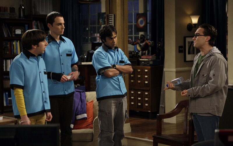 Sind etwas irritiert von Leonard (Johnny Galecki, r.): Sheldon (Jim Parsons, 2.v.l.), Rajesh (Kunal Nayyar, 2.v.r.) und Howard (Simon Helberg, 2.v.l.) … – Bild: © Warner Bros. Television