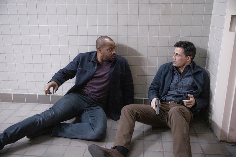Alex Evans (Donald Faison, l.); Agent Ryan Brooks (Enver Gjokaj, r.) – Bild: Emergence ABC Studios /​ Will Hart /​ Will Hart