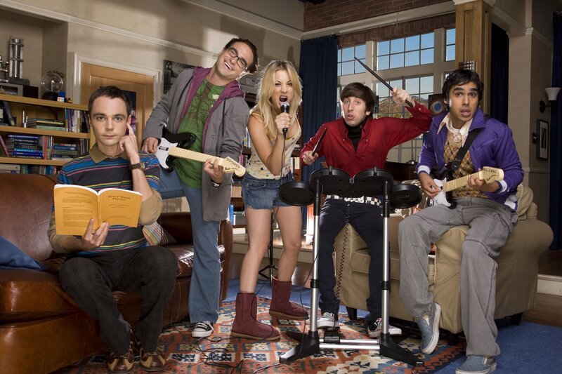 (2. Staffel) – Durch die äußerst attraktive Penny (Kaley Cuoco, M.) wird das Leben der introvertierten Freunde Leonard (Johnny Galecki, 2.v.l.), Sheldon (Jim Parsons, l.), Rajesh (Kunal Nayyar, r.) und Howard (Simon Helberg, 2.v.r.) völlig auf den Kopf gestellt … – Bild: © Warner Bros. Television