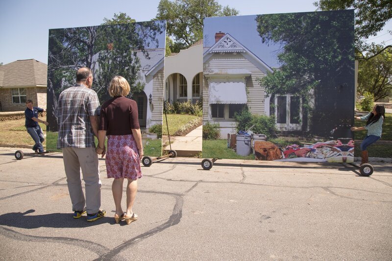 Wie werden Dave (2.v.l.) und Marla (2.v.r.) auf ihr, von Chip (l.) und Joanna (r.) umgebaute Haus reagieren? – Bild: HGTV/​Scripps Networks, LLC. /​ Sarah Wilson