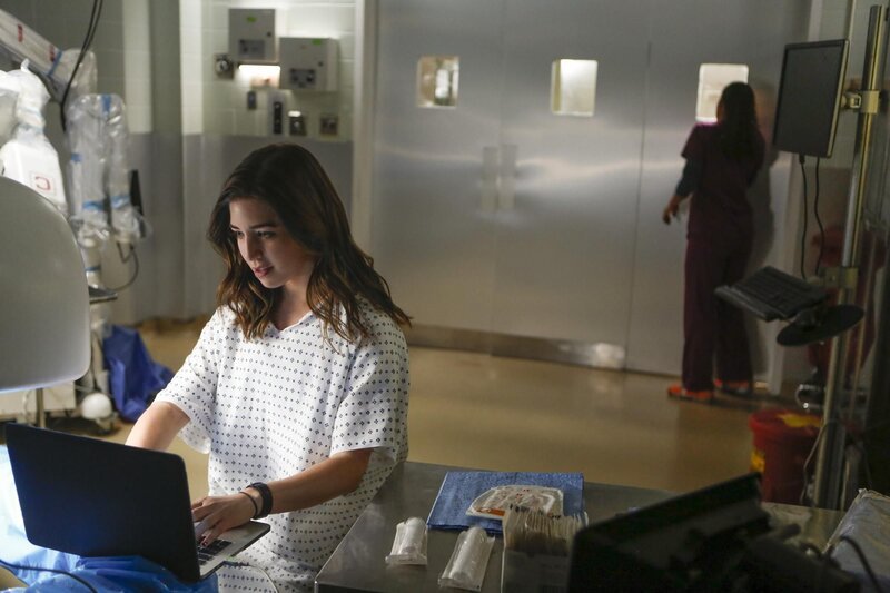 Werden sie im OP-Roboter Atticus die fehlenden Daten finden, um Dr. Robesons Unschuld beweisen zu können? Cable (Annabelle Attanasio, l.) und Danny (Jaime Lee Kirchner, r.) … – Bild: CBS Broadcasting, Inc.