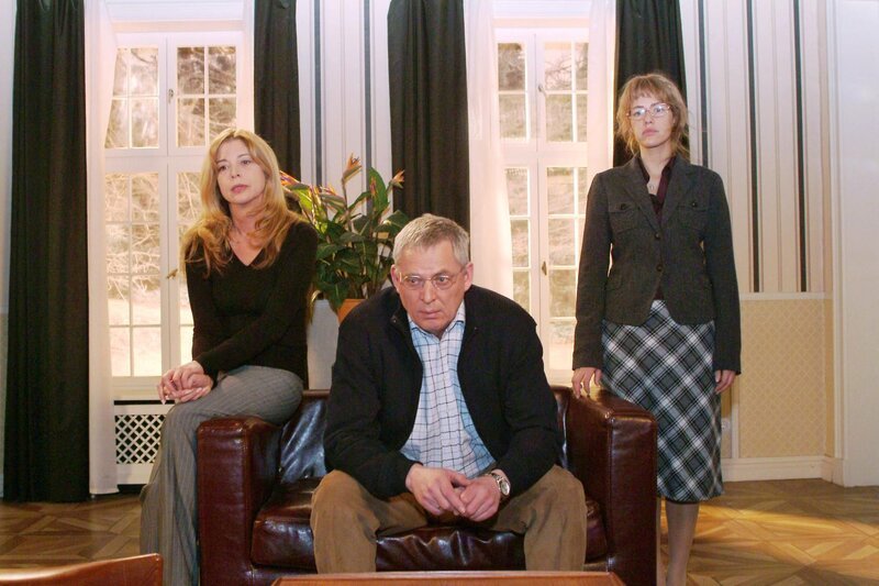 Zu Lisas Entsetzen schwindet Friedrichs Hoffnung auf Davids Rückkehr. v.l.n.r.: Laura (Olivia Pascal), Friedrich (Wilhelm Manske), Lisa (Alexandra Neldel). – Bild: SAT.1 /​ Monika Schürle