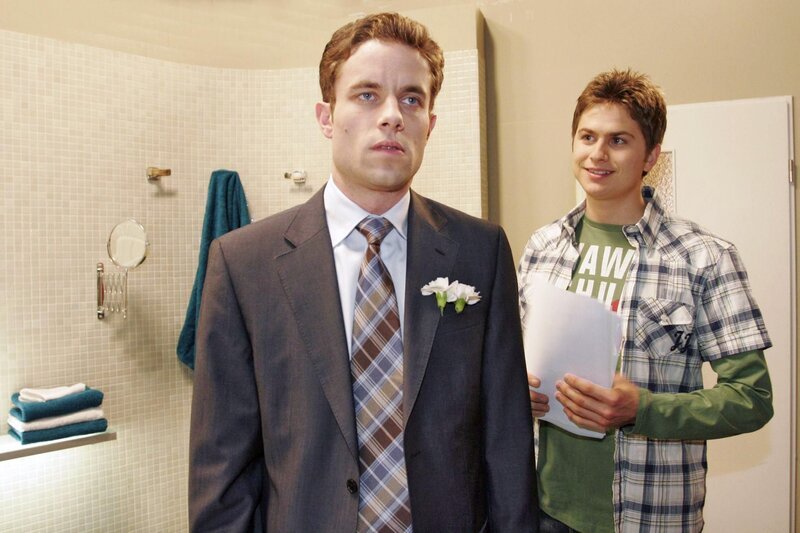 Durch Timo (Matthias Dietrich, r.) erfährt Max (Alexander Sternberg, l.), dass seine Anteile an der Börse stürzen … – Bild: SAT.1 /​ Noreen Flynn /​ Noreen Flynn