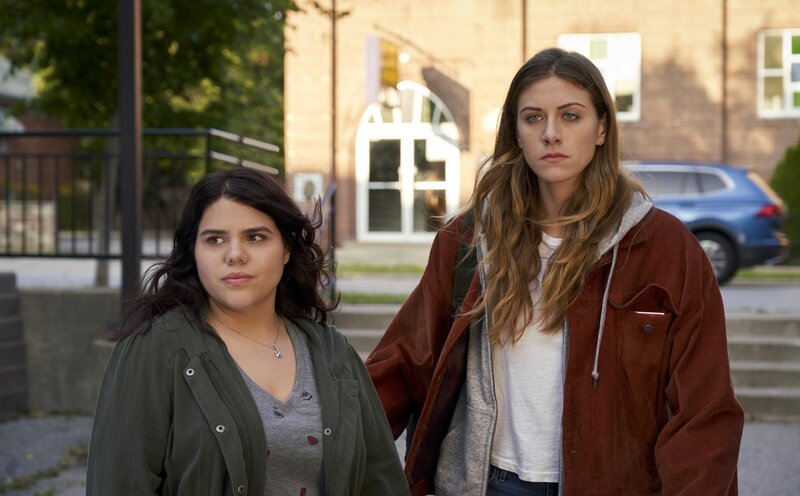 Jess Damon (Brooke Markham, l.); Murphy Mason (Perry Mattfeld, r.) – Bild: The CW Network, LLC. /​ Marni Grossman