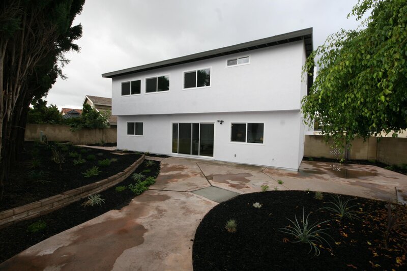 Die alte Fassade war feucht und auch die Fenster und Türen hatten ausgedient, doch jetzt strahlt das Haus dank Christina und Tarek in einer neuen Fassade und modernen Fenstern. – Bild: © 2015, HGTV/​Scripps Networks, LLC.