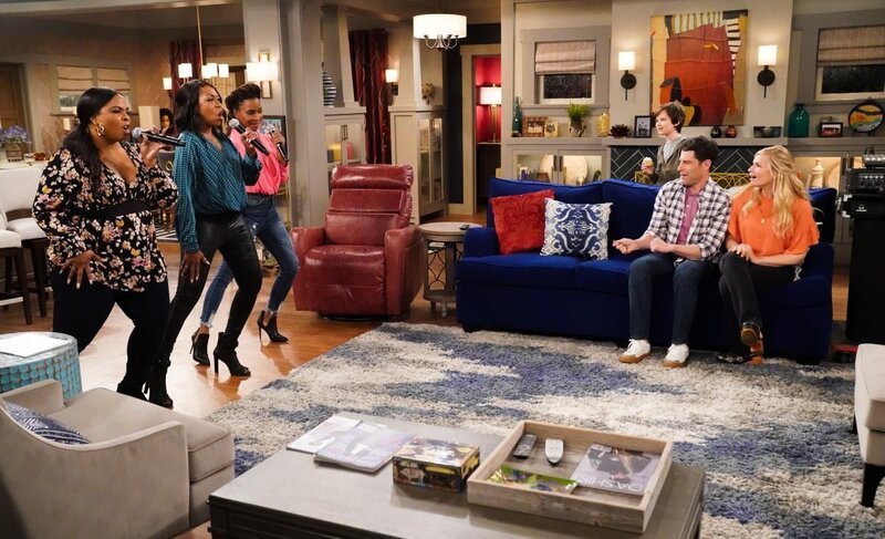 (v.l.n.r.) Janice (Brély Evans); Tina Butler (Tichina Arnold); Nicki (Shanola Hampton); Grover Johnson (Hank Greenspan); Dave Johnson (Max Greenfield); Gemma Johnson (Beth Behrs) – Bild: CBS Broadcasting Inc. /​ Monty Brinton