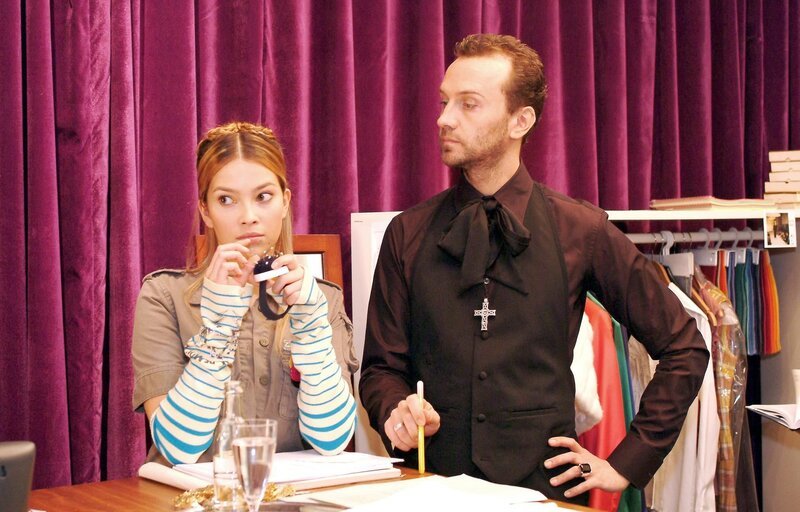 Hugo (Hubertus Regout, r.) nimmt erfreut zur Kenntnis, dass Hannah (Laura Osswald, l.) nach ihrer schweren Zeit wieder neuen Mut fasst und sich in die Arbeit stürzen will. – Bild: SAT.1