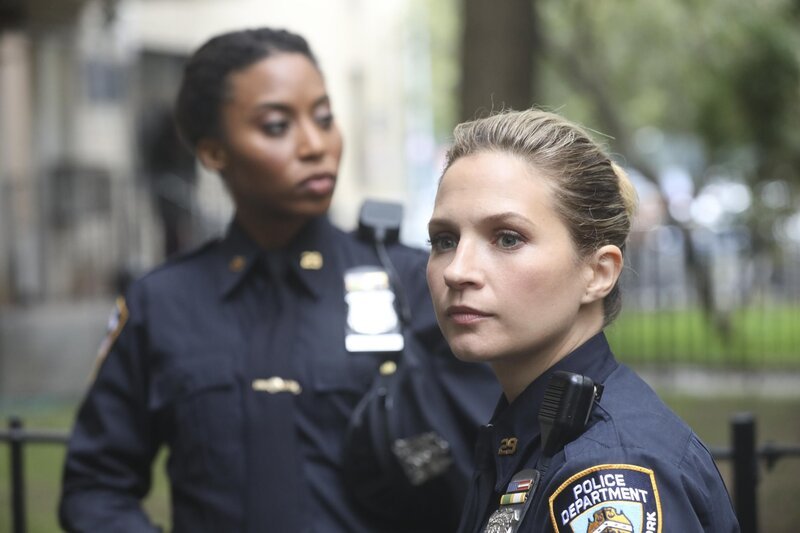 Maya Thomas (Yasha Jackson, l.); Eddie Janko (Vanessa Ray, r.) – Bild: CBS Broadcasting, Inc. /​ Craig Blankenhorn