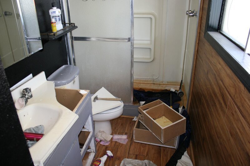 In jedem der Zimmer finden Tarek und Pete eine Spur der Verwüstung vor – so auch im Badezimmer … – Bild: © 2016, HGTV/​Scripps Networks, LLC.