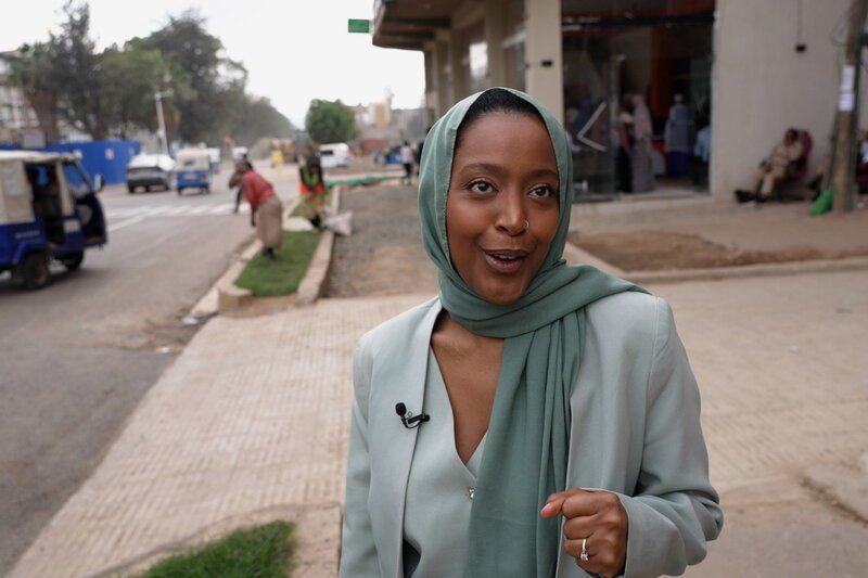 rec. Schweizerin gegen Genitalverstümmelung – Der lange Weg aus der Tradition
Sara Aduse draussen auf der Strasse – Bild: SRF2