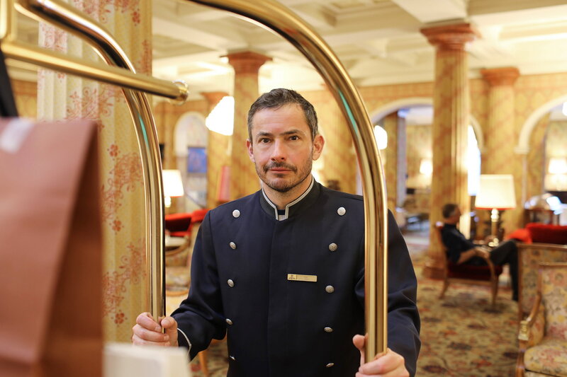 Amazing Hotels – Hotel Kulm, St. Moritz, Staffel 2, Folge 6, Giles Coren versucht sich als Page. – Bild: SRF/​BBC