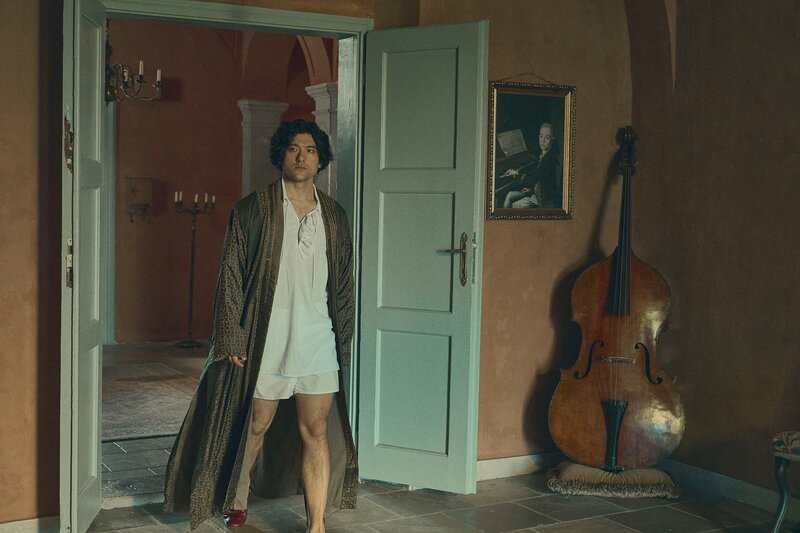 Wolfgang Amadeus Mozart (Will Sharpe). – Bild: Adrienn Szabo /​ Sky Studios /​ Sky UK Ltd