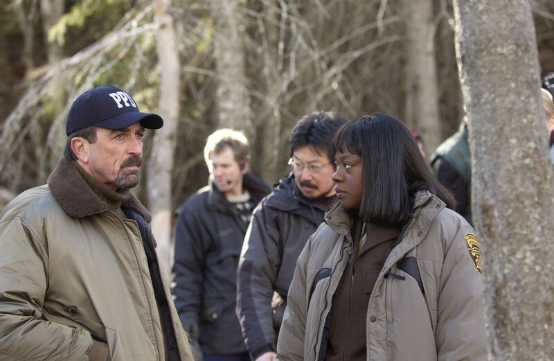 Hiobsbotschaft: Officer Molly Crane (Viola Davis, r.) hat eine schreckliche Nachricht für Jesse Stone (Tom Selleck, l.). – Bild: CBS BROADCASTING INC.