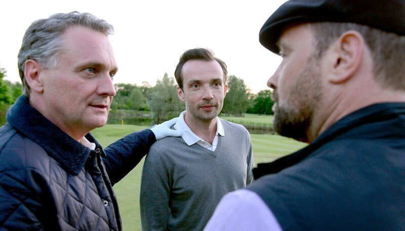 ARD VORSTADTWEIBER, neue Serie mit 10 Folgen, Folge 1 am Dienstag (05.05.15) um 20:15 Uhr im Ersten. Marias Mann Georg (Jürgen Maurer, r.), Immobilienmakler, trifft Bankdirektor und Carolines Ehemann Hadrian (Bernhard Schir, l.) am Golfplatz, wo rein zufällig auch Lobbyist Bertram Selig (Lucas Gregorowicz, M.) auftaucht. – Bild: ARD/​ORF/​MR Film/​Hubert Mican