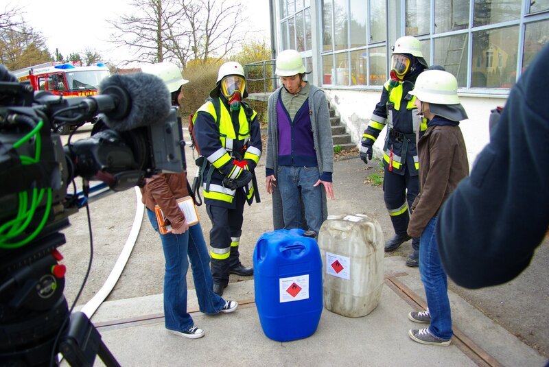 GRIPS Deutsch – Die richtige Information kann lebenswichtig sein, das lernen die Schüler bei der Feuerwehr bei einer Giftunfall-Übung. Um welchen Stoff handelt es sich? Welche Gefahrenhinweise sind zu beachten? – Bild: BR/​Thomas Neuschwander