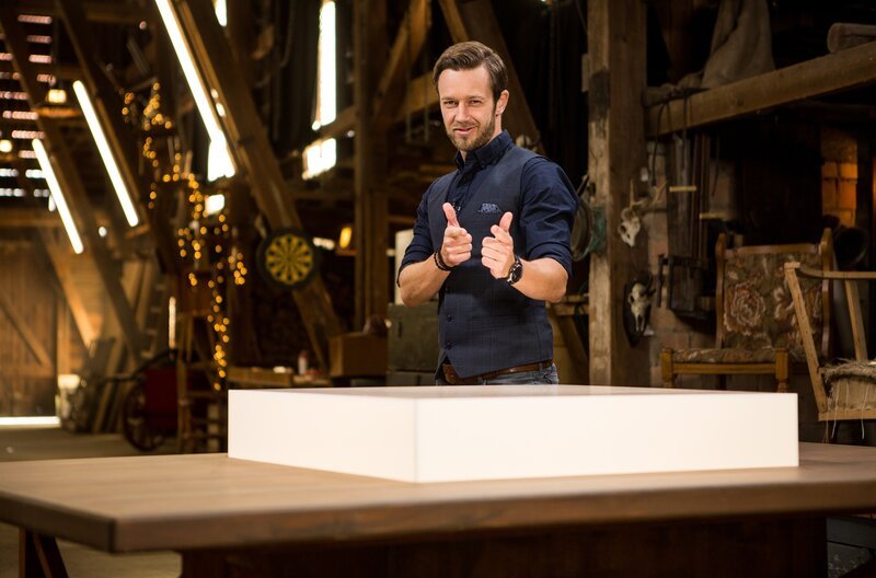 Hobby-Handwerker Arndt Reisenbichler moderiert die Repair-Café Sendung aus dem historischen Tabakschuppen in Herxheim-Hayna in der Südpfalz. – Bild: SWR/​AV MEDIEN