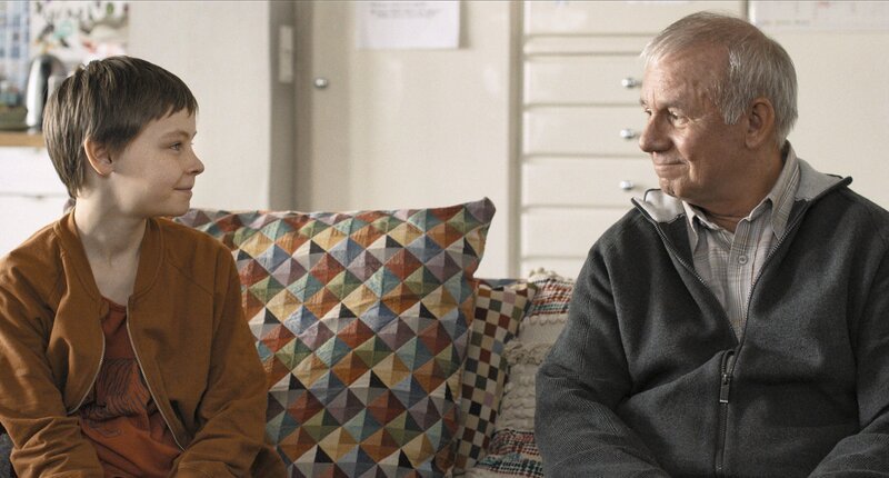 l-r: Cecilio Andresen als Jason, Joachim Król als Opa Gerd – Bild: ORF/​Pro7/​LEONINE Studios