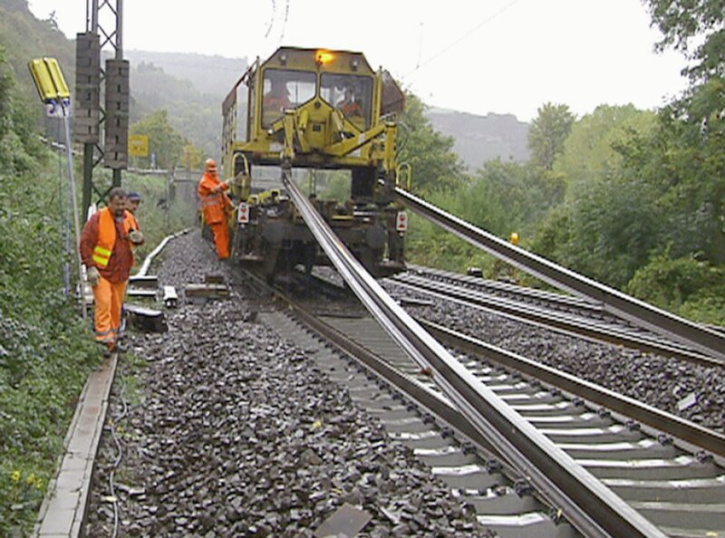 7 Tage die Woche, rund um die Uhr, der 700 m lange Umbauzug auf der Mittelrheinstrecke. – Bild: SWR
