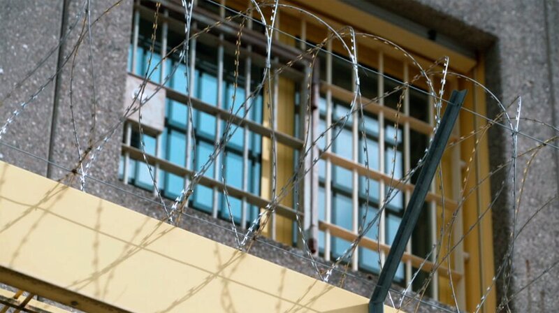 Die JVA III in Frankfurt Preungesheim hat Platz für bis zu 336 Frauen. – Bild: HR/​Carolin Lemuth