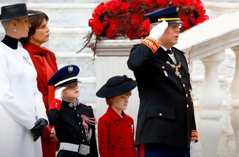 Fürst Albert II und Charlène von Monaco mit ihren Kindern – Bild: phoenix/​ZDF/​Screenshot