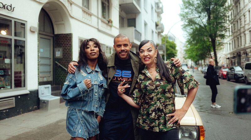 Die Rapperin Lady Bitch Ray überrascht die Hamburger Fahrgemeinschaft Eunique und Denyo. Sie erzählt den beiden, wie schwer es früher war als Frau im Rap-Game. – Bild: NDR/​David Meister