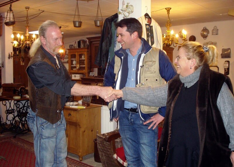 Zusammen mit Trödelprofi Antoine (Mitte) versucht Rosi ihr riesiges Sammelsurium loszuwerden. – Bild: RTL II