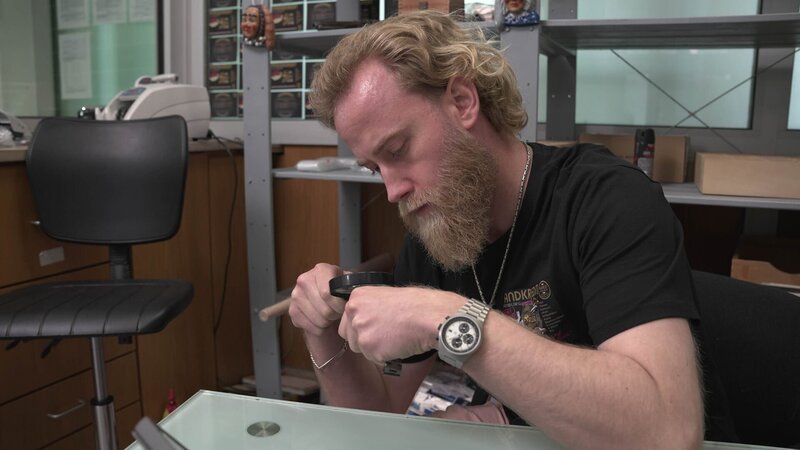 Axel checks with magnifying glass – Bild: Warner Bros. Discovery, Inc. or its subsidiaries and affiliates /​ Philipp Kuepper