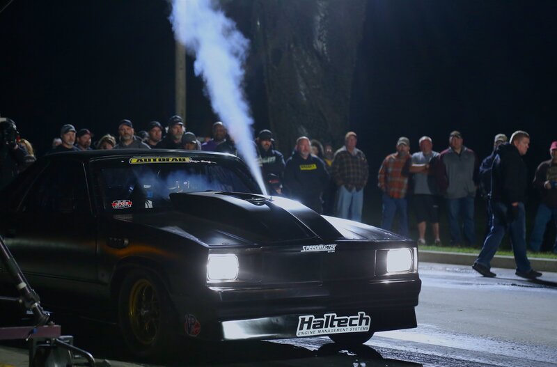 Kamikaze and the El Camino try a little intimidation at the starting line. – Bild: Discovery Channel /​ Discovery Communications