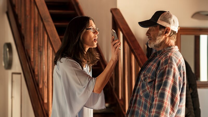 Drama: Rose Marie shows Doug the Facebook post of him kissing another woman on her phone. Doug looks confused. – Bild: Discovery Communications, LLC/​Raquel Fernandes