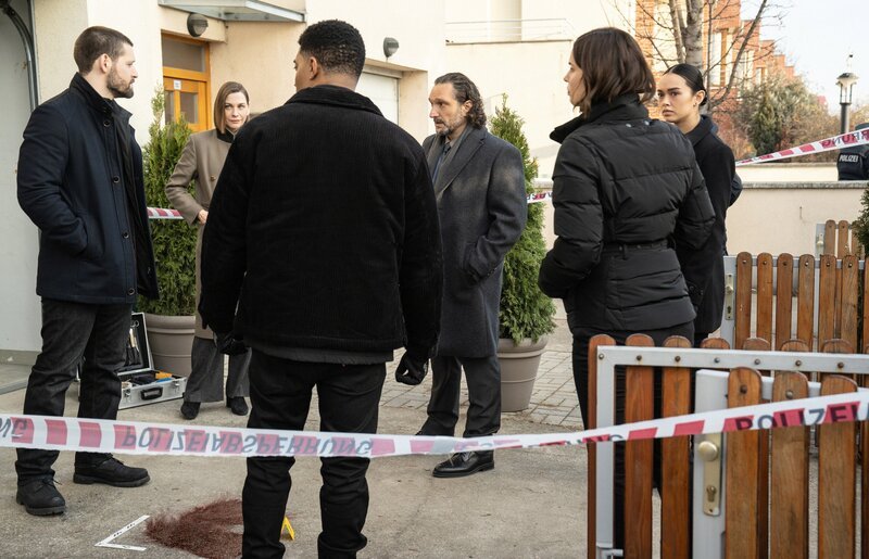 (L-R) Luke Kleintank als Special Agent Scott Forrester, Christiane Paul als Europol Agent Katrin Jaeger, Carter Redwood als Special Agent Andre Raines, Jeremy Xido als Detective Kripo Adler, Heida Reed als Special Agent Jamie Kellett und Vinessa Vidotto als Special Agent Cameron Vo – Bild: Nelly Kiss /​ Paramount
