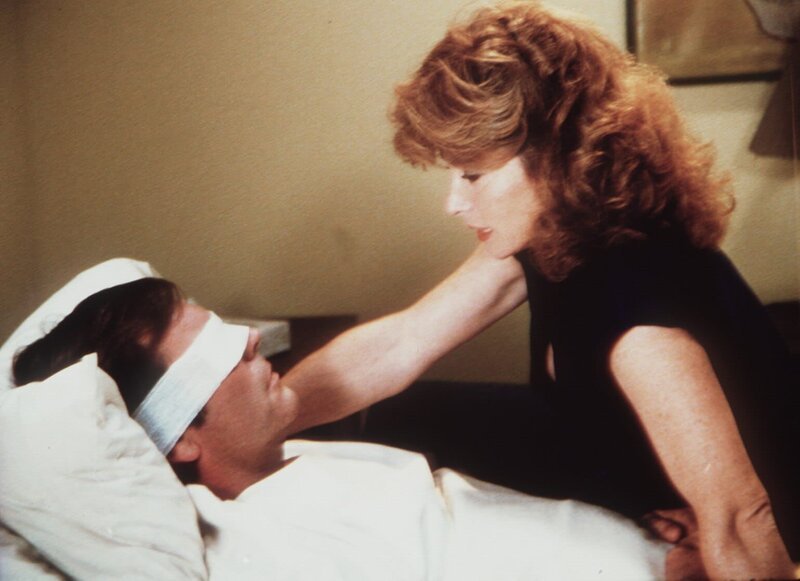 Jonathan (Robert Wagner, l.) im Krankenhaus: Jennifer (Stefanie Powers, r.) ist schockiert, denn auf Jonathan wurde ein Mordanschlag verübt. – Bild: Sat.1 Gold