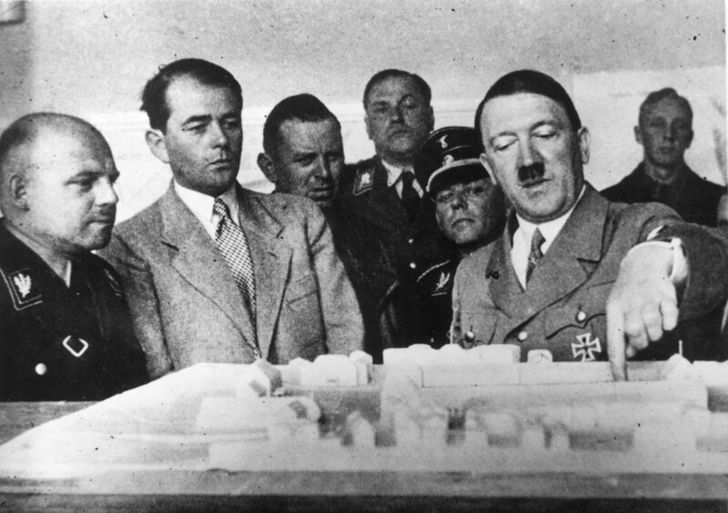 Der deutsche Diktator Adolf Hitler bespricht mit Hitlers Architekt Albert Speer die Pläne für ein neues Verwaltungsgebäude für die Landesregierung in Weimar – Bild: RTL /​ Getty Images /​ Nazibauten des Dritten Reiches