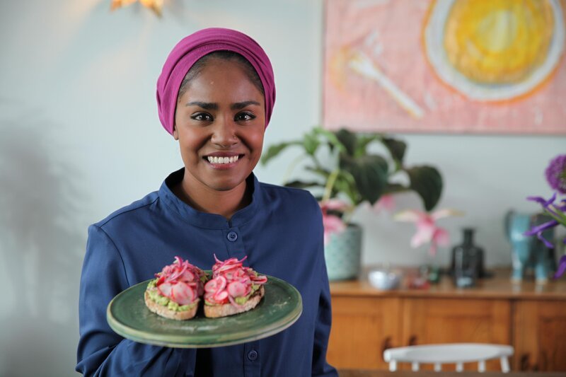 TV-Köchin Nadiya Hussain versorgt hungrige Überraschungsgäste. – Bild: Hungry Gap Productions MMXVIII